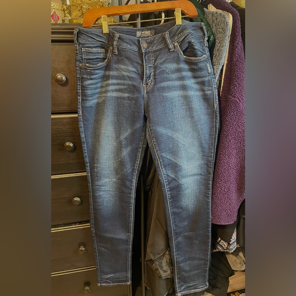 Silver Jeans, dark wash with a worn in look. Size W32/L31 AIKO high skinny